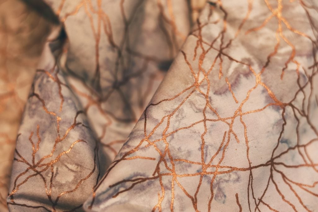 decoratie gold and batik fabric